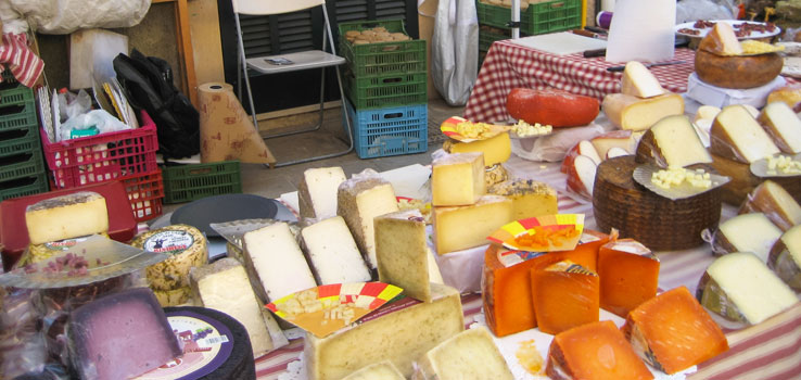 Marktstand mit Käse