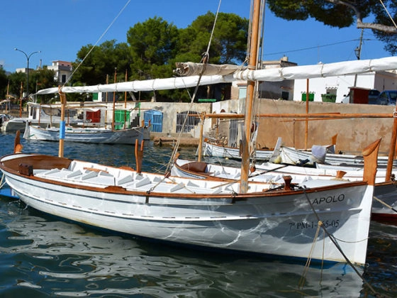 mallorquinischen Fischerboot LLaüt in Porto Colom