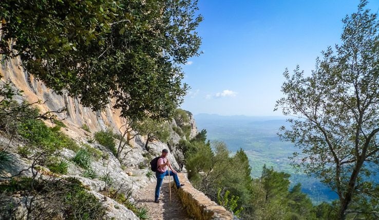 Wanderer auf dem Weg zum Castell d’Alaró